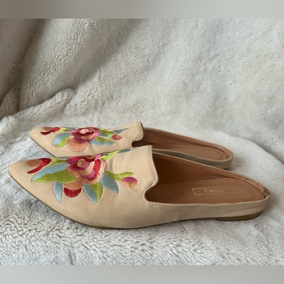 Women’s Slides - Picture 4 of 5